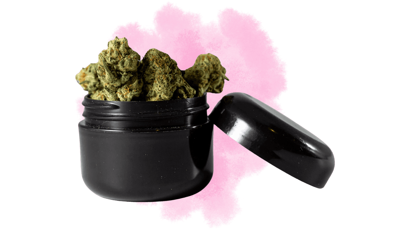 Eine schwarze Dose mit Cannabis-Blüten. Pinker Nebel im Hintergrund.